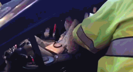 【每日平安106】醉酒女车内撒泼辣椒喷雾制服,无牌男推搡民警妨害公务刑拘